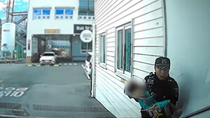 무더위에 의식 잃은 아이 살린 경찰(사진='경찰청' 유뷰브 영상 캡처)