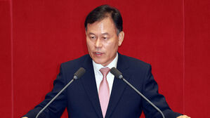 '원조 친윤' 윤한홍 "배신자 소리 듣더라도 사과 &middot; 윤 절연해야"