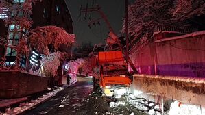 내리막길 미끄러진 제설 차량…전신주 들이받아