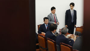 민주당, '예산 감액안' 예결위 예산소위서 강행 처리…국민의힘 반발퇴장