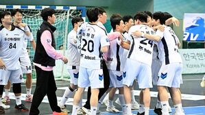 역전승 후 기뻐하는 두산 선수들 (사진=한국핸드볼연맹 제공)