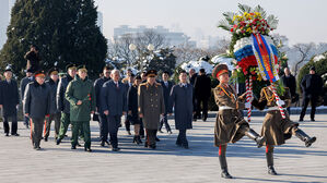 '방북' 러 국방, 평양서 소련군 추모 해방탑 헌화