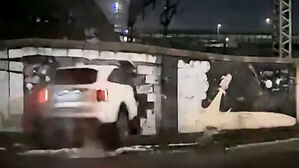 철로 담벼락 뚫고 돌진한 SUV&hellip;승객 태운 열차와 '쿵'