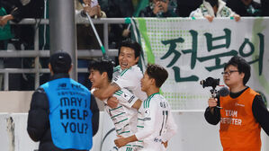 '위기의 명가' 전북, 승강 PO 첫판서 이랜드 2-1 제압