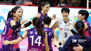 흥국생명, 페퍼저축은행 꺾고 구단 최다 '개막 11연승'