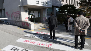 동덕여대 총학생회 "학교가 사과하면 본관 점거 해제 재고"