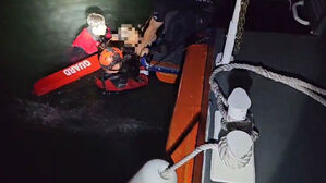 배에서 내리다 발 헛디뎌 바다에 빠진 선장… 해경 구조