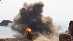 "북, 러시아에 240㎜ 방사포 등 주력 장거리포 100대 제공"