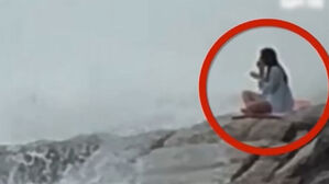 바다 보며 요가하다 그만…순식간에 여성 집어삼킨 파도