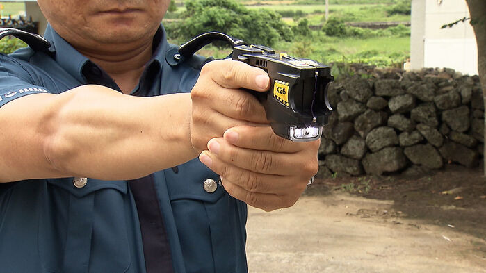 "실탄 쏴서 날 죽여달라"&hellip;양손에 흉기 들고 맞서다 결국