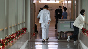 서울 시내 한 대형병원에서 한 환자가 이동하고 있다 (사진=연합뉴스)