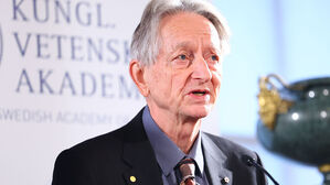 'AI 대부' 힌턴 "AI는 새끼 호랑이&hellip;인간, 통제권 뺏길 수도"