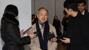 취재진 질문에 답하는 손정의 회장(사진=연합뉴스)