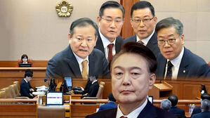 [여담야담] "시민이 군인 폭행" "박수도 안 쳐" 윤 대통령 발언 후폭풍