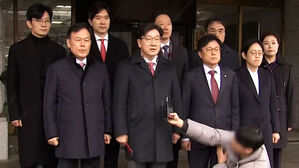 헌재 또 항의 방문한 국민의힘&hellip;'불공정&middot;편향' 공세 [여담야담]