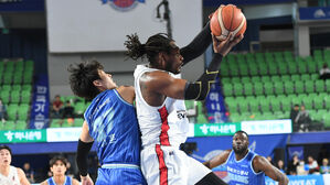 곽정훈과 디온테 버튼(사진=KBL 제공, 연합뉴스)