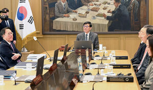 금통위원들 "경기회복 위해 금리낮춰야…환율·가계부채는 유의"