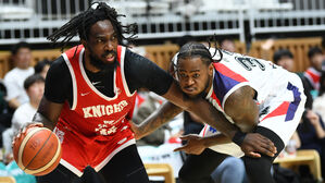 SK 워니와 kt의 마틴(사진=KBL 제공, 연합뉴스)