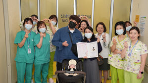 다섯쌍둥이 넷째 새봄이 졸업식(사진=서울성모병원 제공, 연합뉴스)