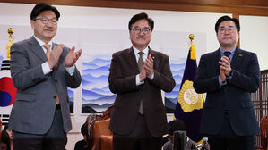 함께 박수치는 우원식 의장과 양당 원내대표(사진=연합뉴스)