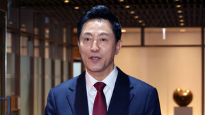 집무실 나서는 오세훈 서울시장(사진=공동취재, 연합뉴스)