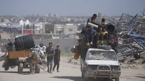 베이트 하눈에서 자발리야로 짐을 들고 이동하는 실향민 팔레스타인인들(사진=AP, 연합뉴스)