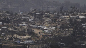 가자지구 남부의 폐허가 된 거리를 걷는 팔레스타인 주민들이 보인다.(사진=AP, 연합뉴스)