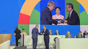 바흐 IOC 위원장으로부터 감사패 받는 이기흥 전 체육회장(오른쪽)(사진=이기흥 전 체육회장 측 제공, 연합뉴스)