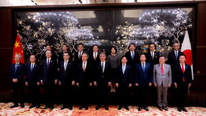 중국 왕이 "중일, 고위급 경제대화서 자유무역체제 지지"