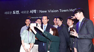 김동관 한화그룹 부회장이 2023년 4월 서울 중구 한화빌딩에서 열린 '뉴비전 타운홀' 행사에서 임직원들과 기념 촬영하고 있다. (사진=한화에어로스페이스 제공, 연합뉴스)