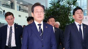 더불어민주당 대선 경선에 출마한 이재명 예비후보가 11일 서울 여의도 국회 소통관에서 집권 청사진 등을 소개하는 '비전 선포식 및 캠프 일정 발표'를 마친 뒤 이동하고 있다. (사진=공동취재, 연합뉴스)