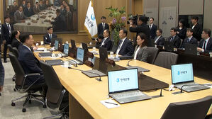 금통위원들 "경기 부진에 금리 인하 필요하지만&hellip;환율&middot;부채 불안"