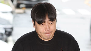 강남경찰서 들어서는 코미디언 이진호(사진=연합뉴스)
