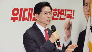 국민의힘 김문수 대선 경선 후보가 18일 서울 여의도 선거사무소에서 기업하기 좋은 대한민국 만들기를 주제로 경제 분야 공약을 발표하고 있다.