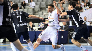 23일 경기에서 공격을 시도하는 SK 주앙 푸르타도(흰색 유니폼)(사진=한국핸드볼연맹 제공, 연합뉴스)