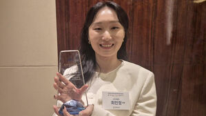 쇼트트랙 국가대표 최민정이 23일 서울 중구 웨스틴 조선호텔에서 열린 2025 빙상인의 밤 행사에서 최우수선수상을 받은 뒤 포즈를 취하고 있다.(사진=연합뉴스)