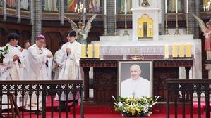 천주교 서울대교구장 정순택 대주교가 24일 서울 중구 명동대성당에서 프란치스코 교황 추모 미사를 집전하고 있다.(사진=사진공동취재단, 연합뉴스)