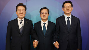 더불어민주당 이재명(왼쪽부터), 김동연, 김경수 대선 경선 후보가 23일 서울 여의도 오마이TV 스튜디오에서 열린 오마이TV 초청 토론회 시작에 앞서 기념 촬영하고 있다. (사진=국회사진기자단, 연합뉴스)