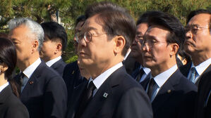 이재명, 국립현충원 참배로 당 대선후보 일정 시작