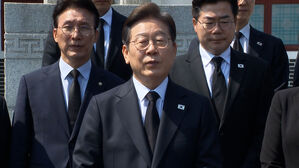 이재명, 국립현충원 참배&hellip;반도체 공약도 발표