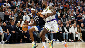 미네소타 제이든 맥다니엘스가 NBA 플레이오프 1라운드 4차전 1쿼터에서 로스앤젤레스 레이커스의 르브론 제임스를 상대로 골밑으로 향하고 있다.(사진=게티이미지)