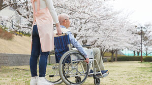 "노인 돌봄 수요 급증에 20년 뒤 요양보호사 99만 명 부족"