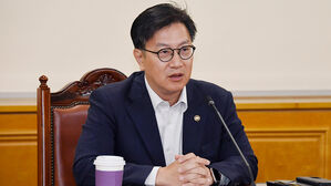 경제부총리 대행 "대외신인도 사수&middot;관세충격 최소화 총력"