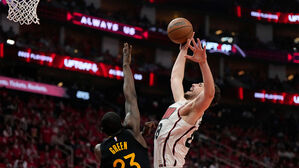 알페렌 센군을 수비하는 드레이먼드 그린 (사진=AP, 연합뉴스)