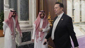 13일(현지시간) 사우디 왕세자 맞기 위해 이동하는 일론 머스크(사진=AP, 연합뉴스)