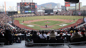 3월 30일 대전 한화생명 볼파크에서 열린 프로야구 2025 신한 SOL 뱅크 KBO리그 한화 이글스와 KIA 타이거즈의 경기. 관람석이 관중으로 꽉 차 있다.