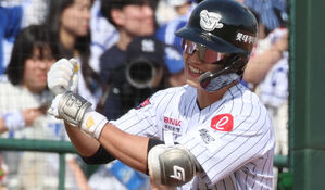 '전민재 쐐기 3점포' 롯데, 삼성 꺾고 3연승 질주