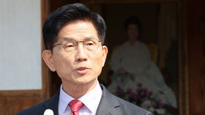 국민의힘 김문수 대선 후보가 25일 충북 옥천군 육영수 여사 생가를 방문한 뒤 취재진 앞에서 현안 관련 입장 발표를 하고 있다.