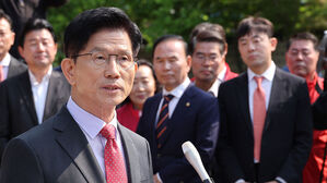 국민의힘 김문수 대선 후보가 25일 충북 옥천군 육영수 여사 생가를 방문한 뒤 취재진 앞에서 현안 관련 입장 발표를 하고 있다.