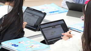 AI 교과서 살펴보는 초등생들